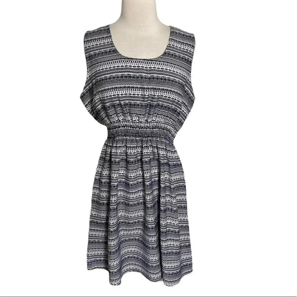 Raya sun M black + white sleeveless scoop neck elastic waist dress